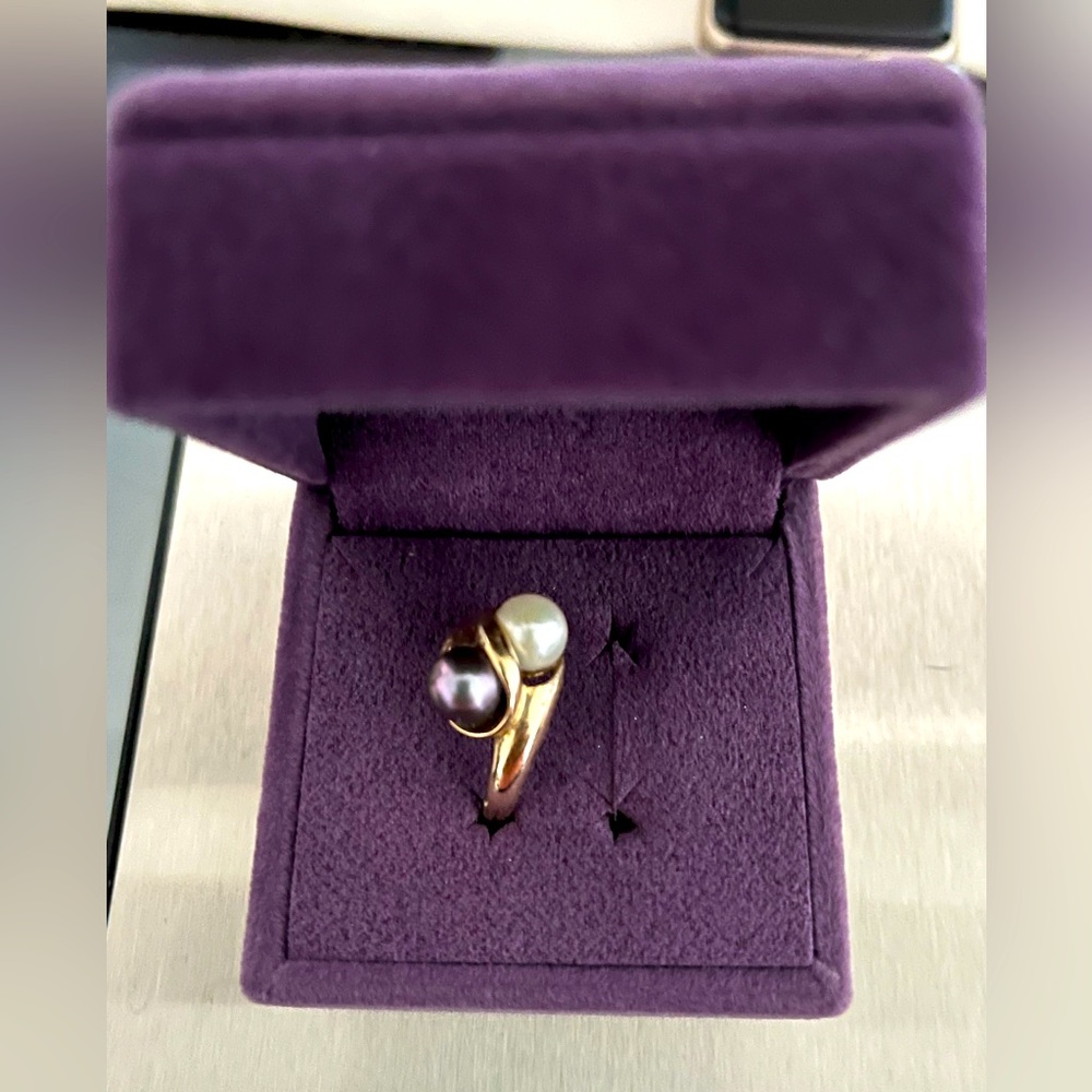 14k Beautiful and rare white & lavender genuine Pearl yellow gold ring
